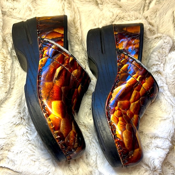 Dansko Professional tigers reptile snake print leather Clogs - Picture 3 of 6